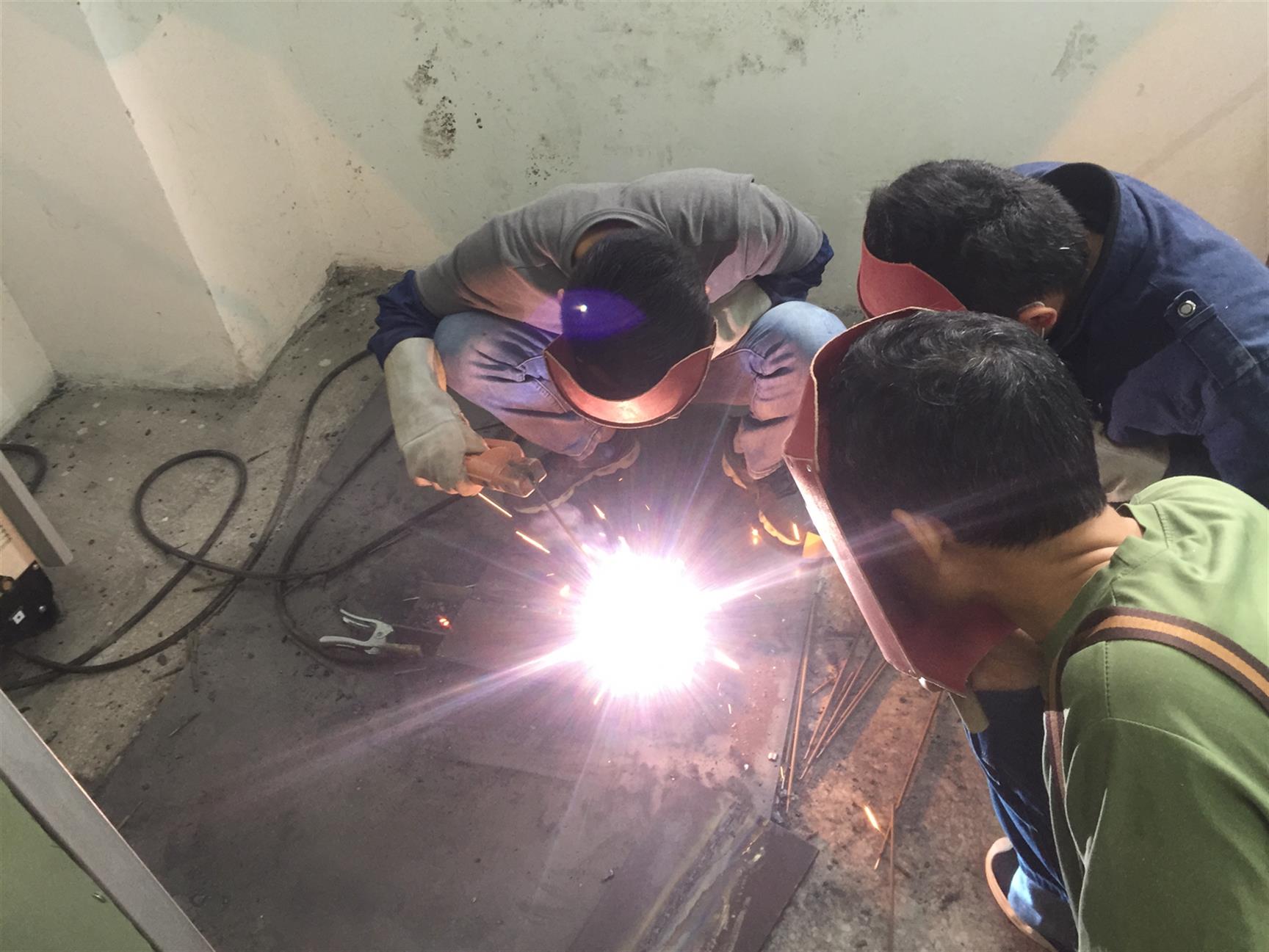 中環(huán)學(xué)校 焊工培訓(xùn)畢業(yè)照